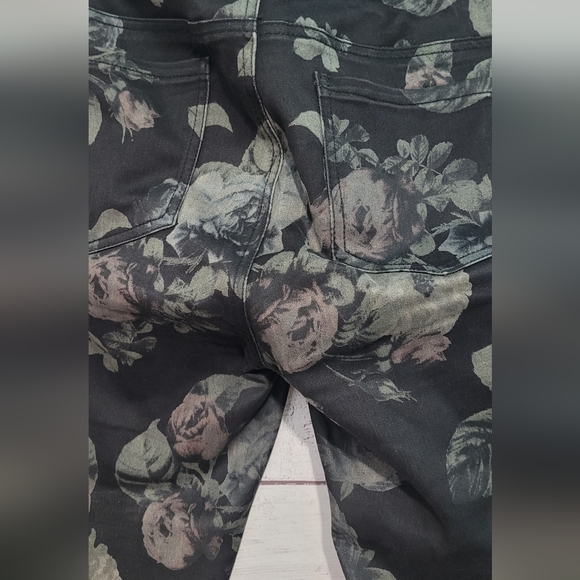 Nwot Material Girl sz 15 black soft lightweight floral stretch jeans - Picture 10 of 11